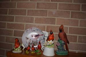 lot 134 image: Cardinal bird lot figurines and plate with certificate
