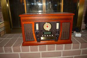 lot 135 image: Retro look Radio with Record player, cassette tape player and recordable cd player