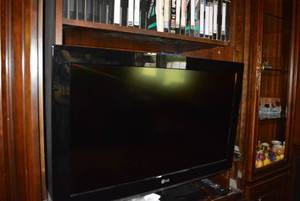 lot 146 image: LG 32 TV model 32LK330