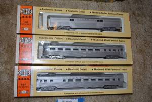 lot 239 image: 3 Con-Cor HO Train Car Models, Santa Fe