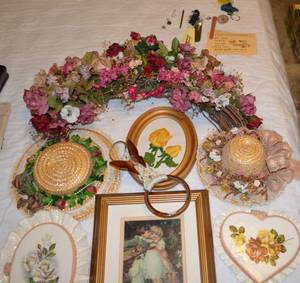 lot 256 image: Misc. Flower Wall Dcor