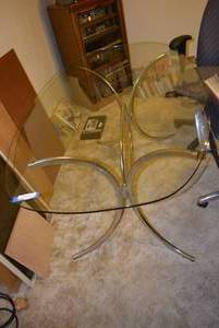 lot 327 image: Glass Top Oval Dining Table with Contemporary Metal Base