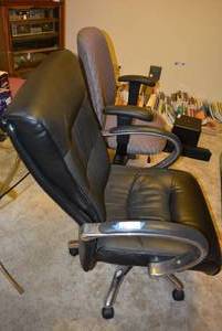 lot 321 image: 2 Rolling Office Arm Chairs