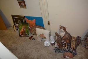 lot 343 image: Cat Lot Decorations, Pillows, Blanket and Books, see pictures