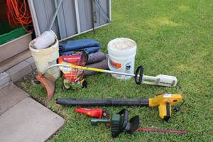 lot 389 image: B&D Hedge Trimmer, Stihl Weed Eater, Paramount Blower, Gruc Killer, Moving Blankets