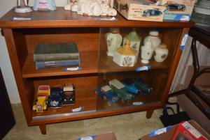 lot 31 image: Vintage Sliding Glass Front Cabinet