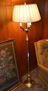 lot 87 image: Brass Pedestal Floor Lamp