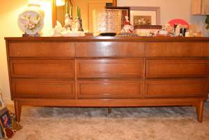 lot 360 image: Vintage Dresser with Mirror