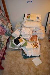 lot 367 image: Kitchen Towels, Placemats, Tablecloths and Linens