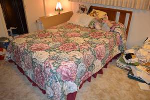 lot 362 image: Queen Bed Frame with Pillows and Bedspread