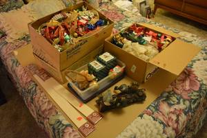 lot 371 image: Gift Bows and Ribbons, Door Hanger and Figurines