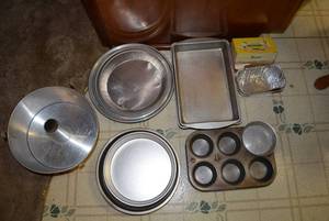 lot 209 image: Aluminum Baking Pans and Cake Pans