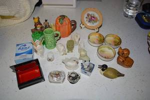 lot 202 image: Tiny Carved Figures and Miniature Dcor