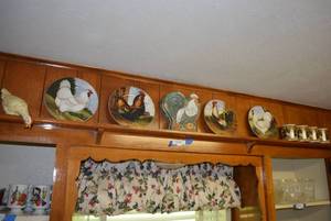 lot 196 image: Chicken Collector Plates, Mug Set and More