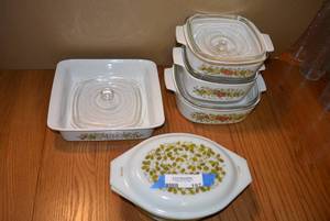 lot 192 image: Vintage Spring Blossom Pyrex Dish and Lid, Matching Vintage Rare Corningware LEchalote Set, see pictures