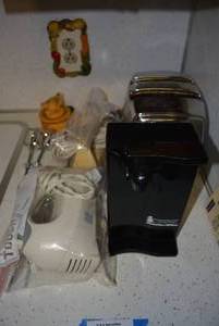 lot 160 image: Can Opener, Toaster and Hand Mixers Plus Kitchen Timer