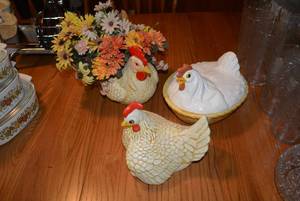 lot 207 image: Arnels Chicken Ceramics, Albertas Molds Chicken Dish