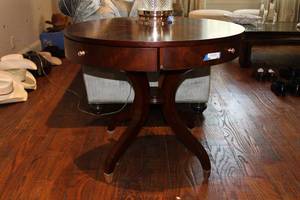 lot 44 image: Ethan Allen Wilshire Table, Modern Glamour Collection, single Drawer