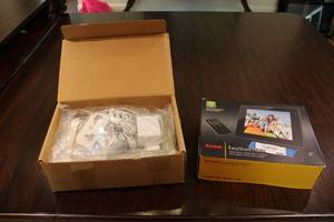 lot 105 image: Kodak 8 Digital Frame and Philips Digital Photo Display Model 9FF2
