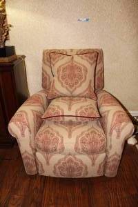 lot 164 image: Ethan Allen Reclining Arm Chair with Matching Pillows