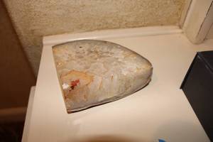 lot 490 image: Geode Corner Piece, polished, tag reads made in Brazil