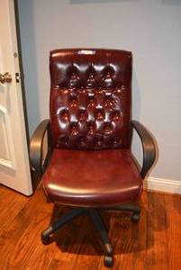 lot 288 image: Button-Tufted Back Office Chair