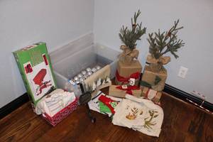 lot 342 image: Christmas Decorations and Linens, Tree Bag