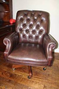 lot 463 image: Ethan Allen Button-Tufted Office Chair