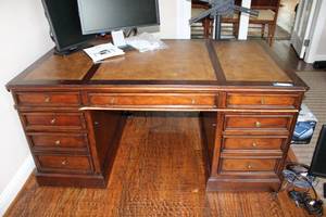 lot 323 image: Ethan Allen Leather Top Buckley Pedestal Desk