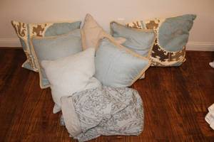lot 333 image: Blue and Brown Blanket and Pillows