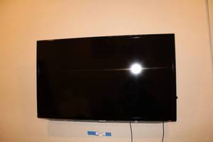 lot 336 image: Samsung TV 40 Inch
