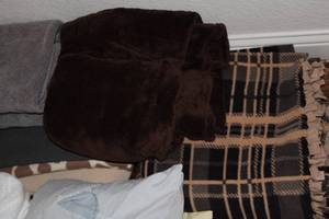 lot 479 image: Blanket Throws and Linens