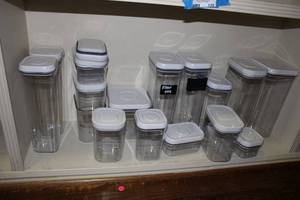 lot 125 image: Plastic Bin Set