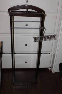 lot 228 image: Mens Valet Stand plus Tie Rack Hanger and Money Clip