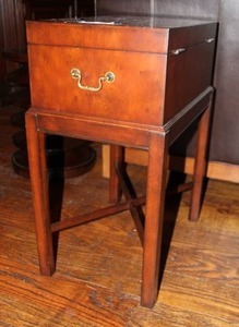 lot 586 image: Ethan Allen Philip Box on Stand