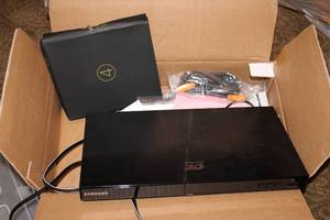 lot 530 image: Samsung 3D Blu-ray Player with Glasses