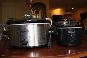 lot 194 image: Crockpot Slow Cooker with Locking Lid Model SCCPVL600-S and Bella 1.5Qt. Slow Cooker