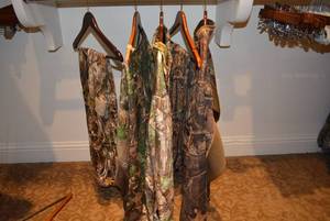 lot 669 image: Mossy Oak Camo Hunting Jacket, Lon-Sleeve Shirt and Cabelas Pants, Size 2XL