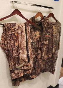 lot 670 image: Cabelas and Mossy Oak Camo Hunting Jacket, Pants and  Realtree T-Shirt