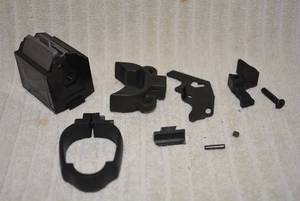 lot 703 image: mixed lot of gun items including Ruger 22 clip and sight mounts  PREVIEW RECCOMMENDED