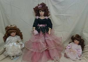 lot 229 image: 3 Collectors Choice Porcelain Dolls