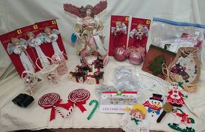 lot 267 image: Assorted Christmas OrnamentsDecorations & Accessories