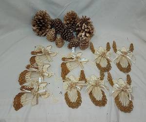 lot 268 image: Gold Christmas Decor