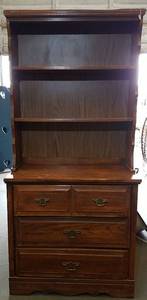 lot 321 image: Chest-of-Drawers w Hutch
