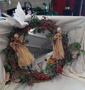 lot 322 image: Wall Mirror w Wreath