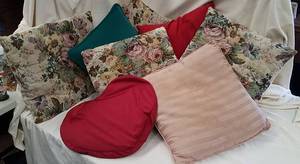 lot 335 image: Throw Pillows