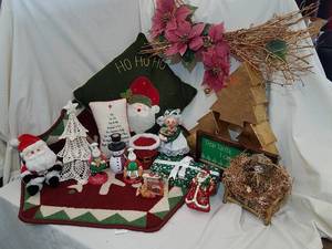 lot 355 image: Christmas Decor