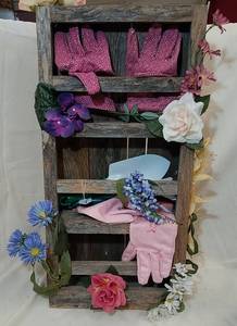 lot 371 image: Gardem shelf wall dcor