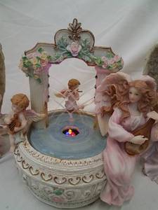 lot 380 image: 2 Angel Figurines & 1 Water FountainMusic Box