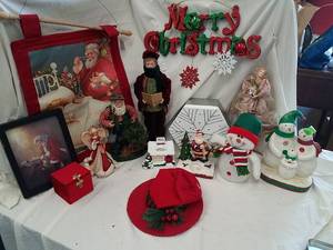 lot 395 image: Christmas Decor